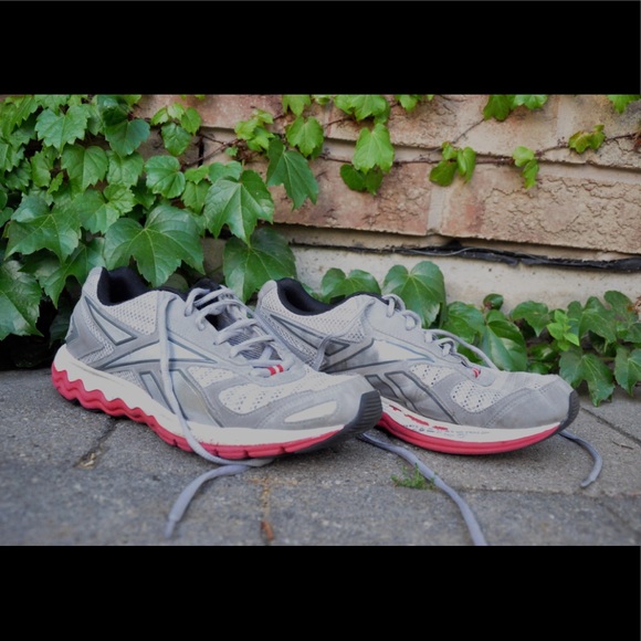 Women's Stinky Reebok Running Shoe Sneakers - Picture 2 of 4